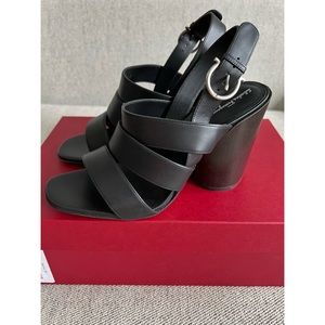SALVATORE FERRAGAMO
TREZZE 85 SANDAL
SIZE 8
Never worn. Brand new with tags.